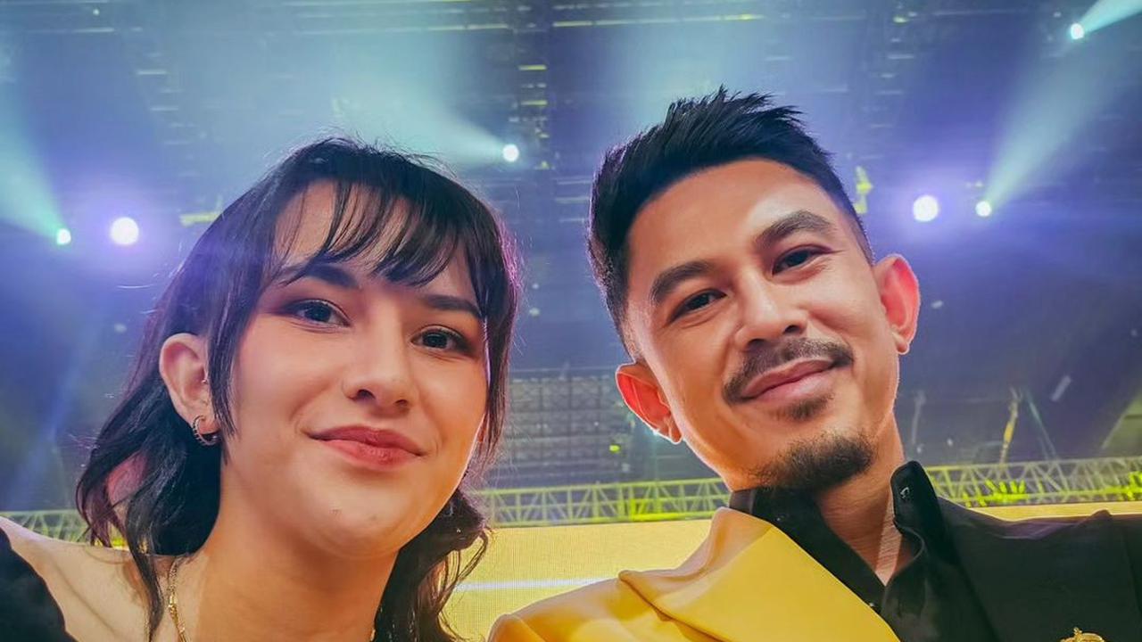 6 Gaya Serasi Serba Hitam Fandy Christian dan Dahlia Poland Hadiri Indonesian Television Awards