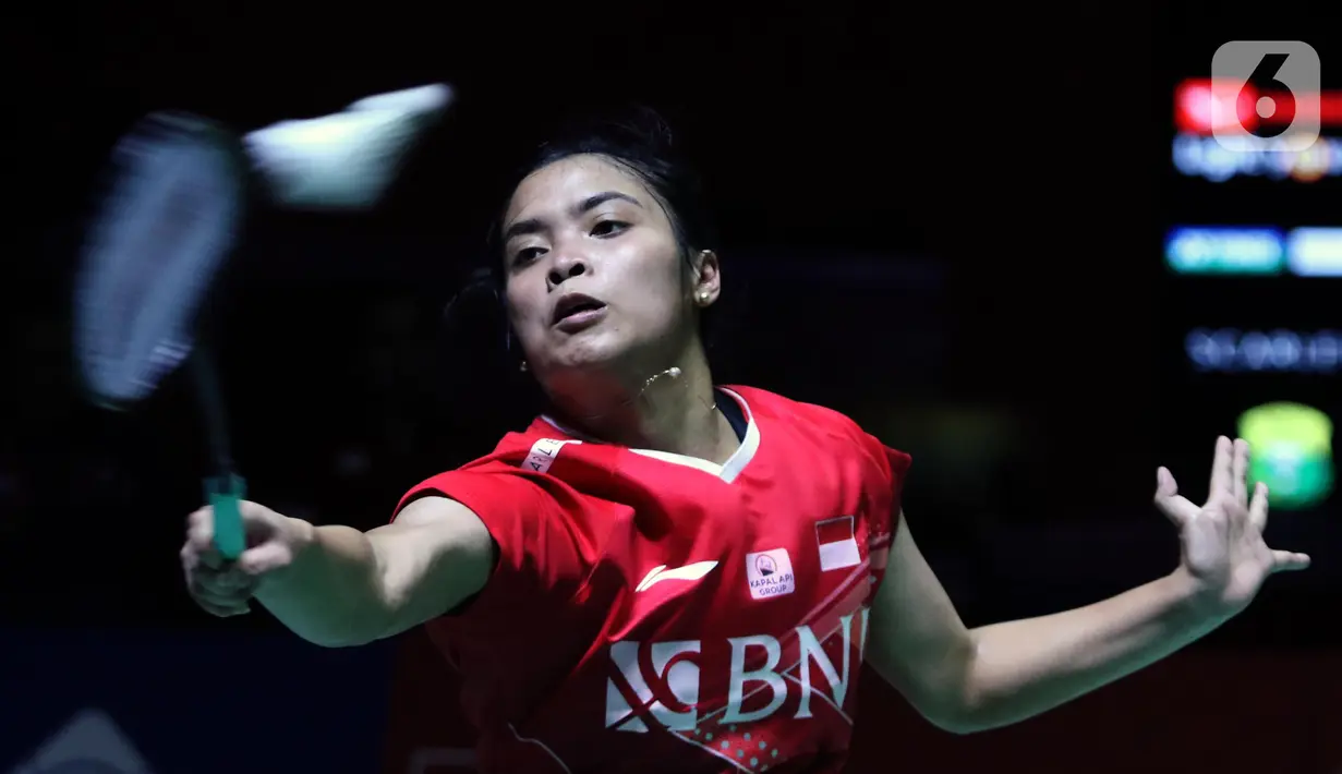 Pebulutangkis tunggal putri Indonesia, Gregoria Mariska Tunjung mengembalikan kok ke arah Han Yue (China) di babak Perempat Final Indonesia Masters 2023 di Istora Senayan, Jakarta, Jumat (27/1/2023). Langkah Gregoria Mariska Tunjung terhenti usai disingkirkan wakil China, Han Yue, dalam tiga gim 21-19, 8-21, dan 16-21. (Liputan6.com/Helmi Fithriansyah)
