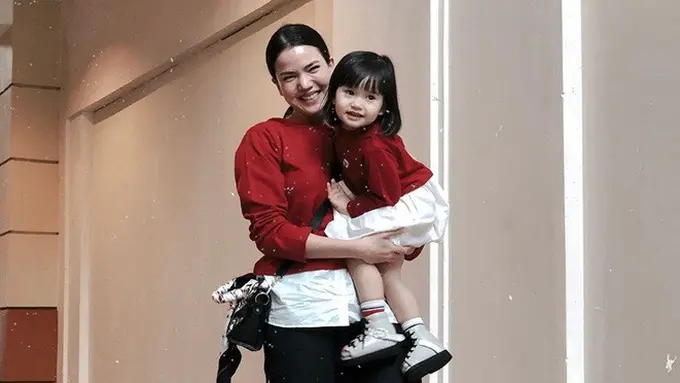 7 Potret Alice Norin dan Sang Putri Pakai Baju Couple, Kompak Banget