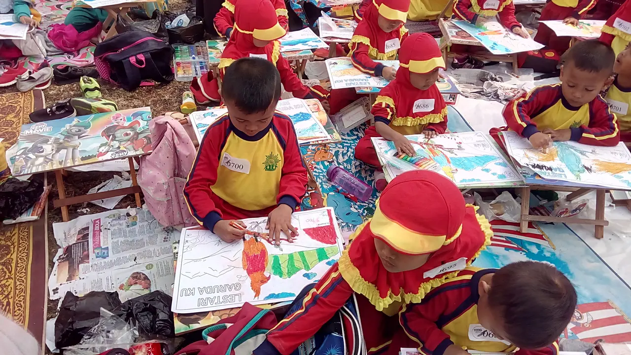 Nampak anak-anak dengan daya imajinasinya tengah mewarnai sketsa gambang burung Garuda di area PKEK Kamojang Garut, Jawa Barat