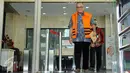 Pengusaha Yogan Askan usai menjalani pemeriksaan perdana di gedung KPK, Jakarta, Jumat (15/7). Yogan Askan menjadi Tersangka pemberi suap terkait rencana proyek pembangunan 12 ruas jalan di Sumatera Barat. (Liputan6.com/Helmi Afandi)