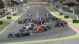 Nico Rosberg yang start dari posisi pertama langsung memimpin sebelum tikungan pertama. (AFP PHOTO / LLUIS GENE)