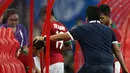 Hansamu Yama Pranata berusaha ditenangkan oleh manajer tim, I Gede Widiade. (Bola.com/Arief Bagus)
