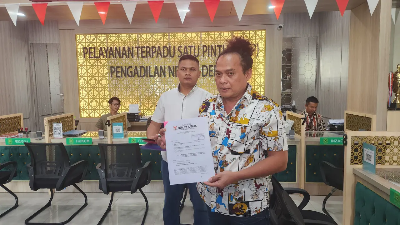 Kuasa Hukum 80 Anggota DPKP Kota Depok, Deolipa Yumara melayangkan citizen lawsuit ke Pengadilan Negeri Depok. (Liputan6.com/Dicky Agung Prihanto)