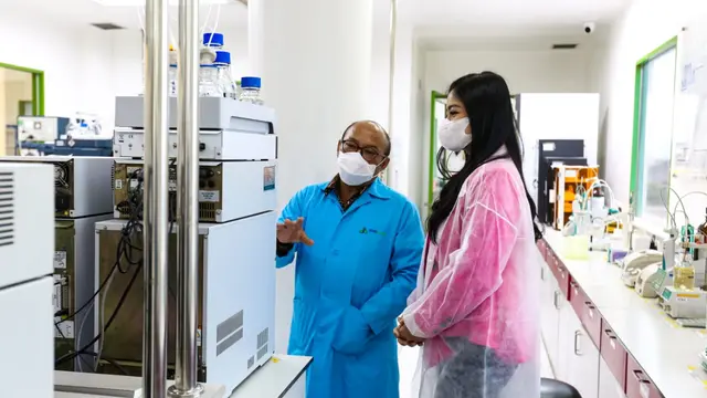 Titi Kamal ketika mengunjungi PT Soho Industri Pharmasi. (Foto: Dok. Tim Soho)
