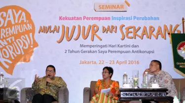 Menteri Agama Lukman Hakim Saifuddin (kiri) memberi pernyataan saat seminar Kekuatan Perempuan Inspirasi Perubahan di Jakarta, Sabtu (23/4/2016). Diskusi ini bagian peringatan 2 tahun gerakan Saya Perempuan Anti Korupsi. (Liputan6.com/Helmi Fithriansyah)