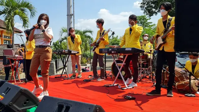Pasien positif Covid-19 berstatus OTG di pusat isolasi BPSDMD Provinsi Jateng goyang badan untuk tingkatkan imun di depan panggung kemanusiaan empat kampus di Kota Semarang. (Foto: Liputan6.com/Humas Provinsi Jateng)