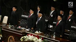 Wakil Ketua DPR Fadli Zon (kedua kiri) menyanyikan lagu Indonesia Raya saat Sidang Paripurna DPR terkait RUU APBN di Kompleks Parlemen, Senayan, Jakarta, Rabu (16/8). (Liputan6.com/Johan Tallo)