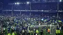 Suporter Everton menyerbu lapangan untuk merayakan akhir pertandingan Liga Inggris antara Everton dan Crystal Palace di Goodison Park di Liverpool, Inggris, 19 Mei 2022. Everton berhasil menang lewat come back dramatis 3-2 dan keluar dari zona degradasi Liga Inggris. (AFP/Oli Scarff)