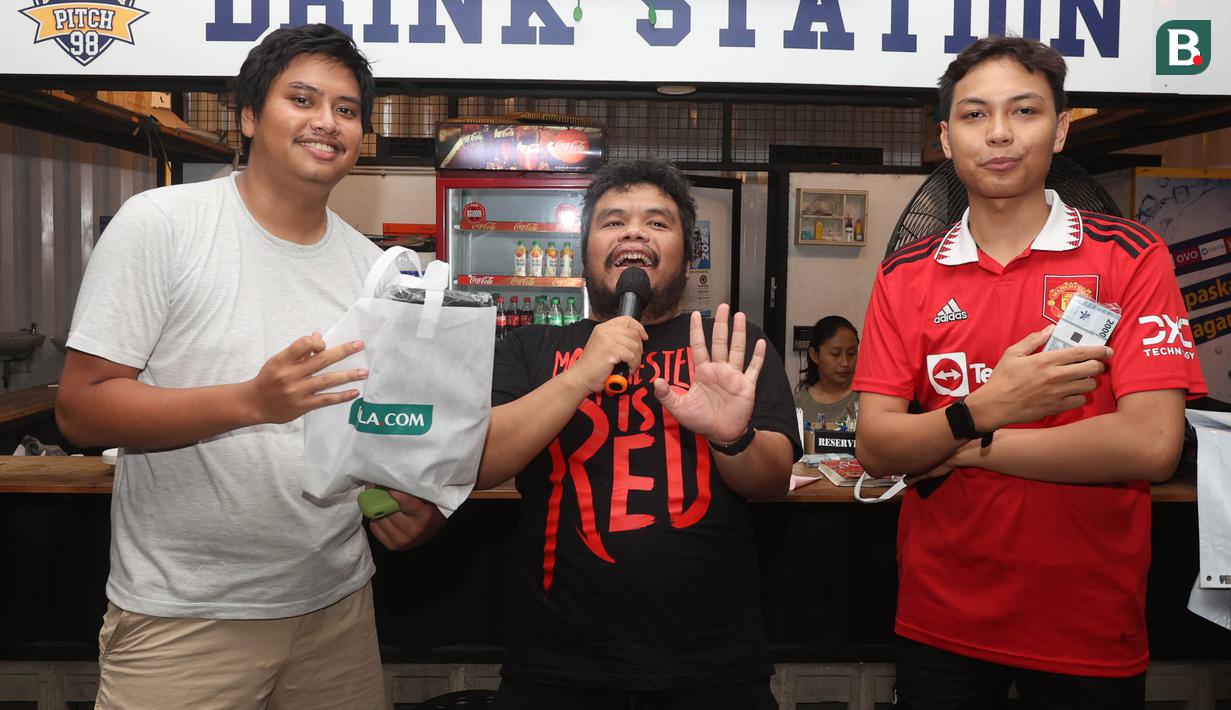 <p>Fans mendapat hadiah saat acara Roaring night Manchester United vs Liverpool di Pitch 98, Kemang, Jakarta Selatan, Minggu (7/4/2024). (Bola.com/M Iqbal Ichsan)</p>