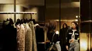 Gaya Jennie dalam film kampanye ini semakin mempertegas versatilitas CHANEL 25. Dalam salah satu adegan, ia mengenakan cropped jacket hitam dengan detail putih yang berpadu sempurna dengan jeans berpotongan lebar. [Dok/Chanel].