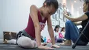 Pebalet muda melenturkan kakinya saat berlatih jelang kompetisi Balet Malaysia yang akan datang di Kuala Lumpur (28/11). Kompetisi balet ini akan berlangsung pada 30 November. (AFP Photo/Mohd Rasfan)