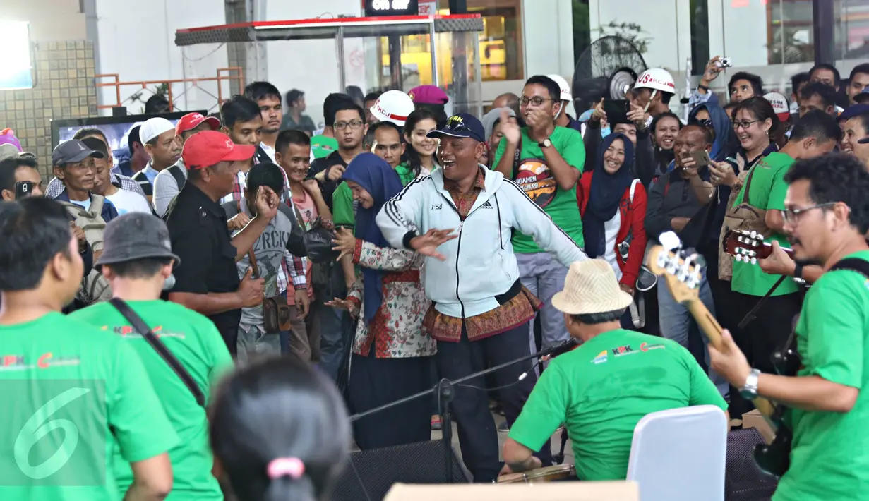 Calon penumpang berjoget saat acara musik dalam aksi kampanye Ngamen Anti Korupsi, Stasiun Jakarta Kota, Jumat (20/5). Ini salah satu usaha KPK untuk mengkampanyekan kepada publik agar bersama-sama memberantas korupsi. (Liputan6.com/Immanuel Antonius)