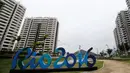 Sebuah tulisan besar "Rio 2016" terpampang di halaman apartemen di kawasan Olympic Village di Rio de Janeiro, Brasil (23/6). Brasil telah menyiapkan tempat penginapan mewah untuk para atlet selama mengikuti Olimpiade Brasil 2016. (REUTERS/Sergio Moraes)