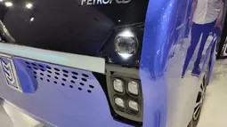 Lampu depan yang digunakan oleh MAB Metropod merupakan lampu yang sudah menggunakan LED dengan bentuk yang unik. Sebuah lampu bulat berukuran agak besar sebagai lampu utamanya dengan empat buah lampu kotak yang juga sudah LED sebagai foglampnya.