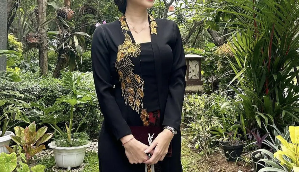 Tak peduli perkataan netizen, Aura Kasih justru mengunggaj foto mengenakan kebaya hitam model kuti baru dengan bordiran merah emas. (@aurakasih)