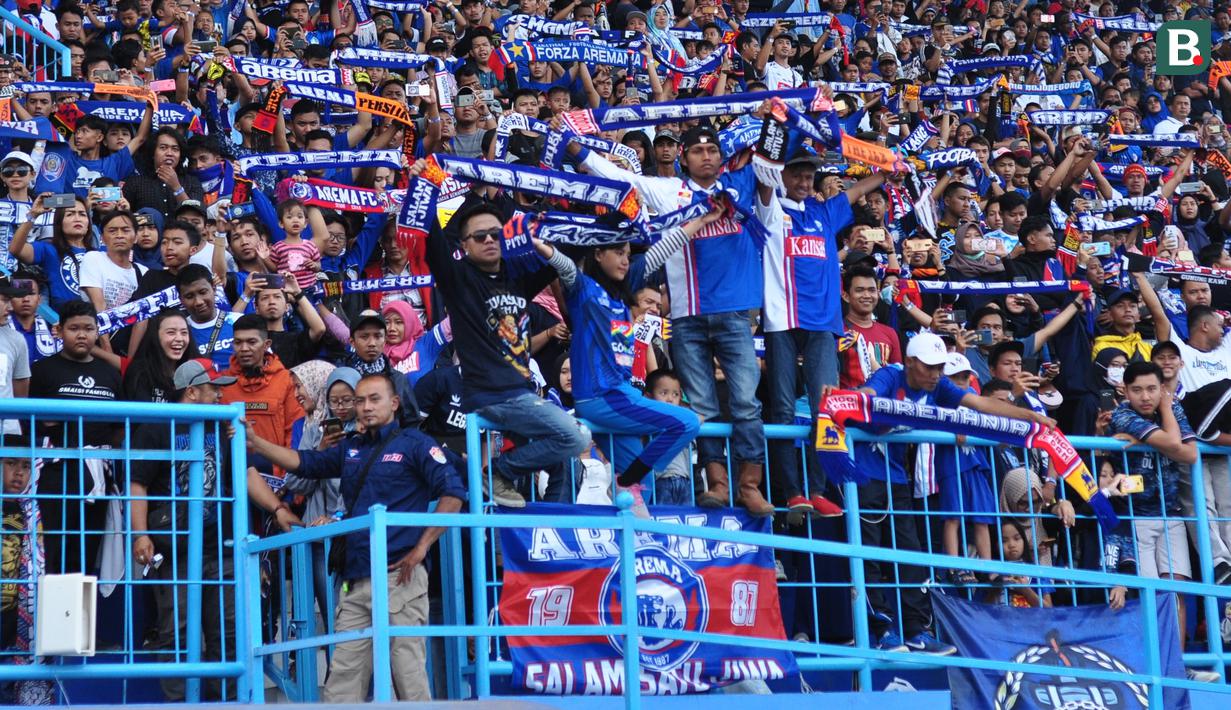 Aremania membirukan Stadion Kanjuruhan, Kabupaten Malang, dalam duel Arema FC Vs Persija Jakarta, Sabtu (24/11/2019). (Bola.com/Iwan Setiawan)