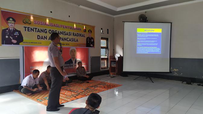 Anggota polisi sedang memberikan pemahaman dan wawasan bahaya paham radikalisme kepada santriwan dan santriwati di Ponpes Attamimy Brangsak Praya, Selasa (22/10/319).