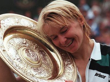 Jana Novotna, petenis asal Ceko saat memenangi gelar tunggal putri Wimbledon 1998 mengalahkan petenis Prancis,  Nathalie Tauziat 6-4, 7-6. (AFP/Pascal Pavani)