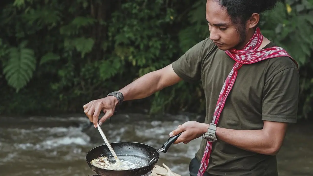 Foel La Ode memasak di Alam Terbuka