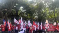 masa pendukung dan kader PSI telah berkumpul di depan Gedung KPU. Mengenakan kaos bernuansa merah, mereka menyetel musik dangdut dan berjoget bersama. (Dok. Liputan6.com/Delvira Hutabarat)