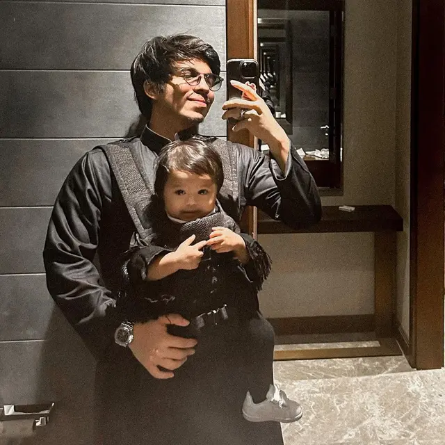 Geram Ameena Dihujat Netizen, Ini 6 Potret Hangat Atta Halilintar Momong Putrinya