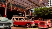 Seorang pemuda merestorasi puluhan mobil klasik, termasuk bekas presiden pertama Indonesia, Sukarno.