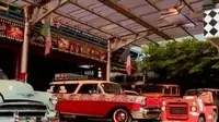 Seorang pemuda merestorasi puluhan mobil klasik, termasuk bekas presiden pertama Indonesia, Sukarno.
