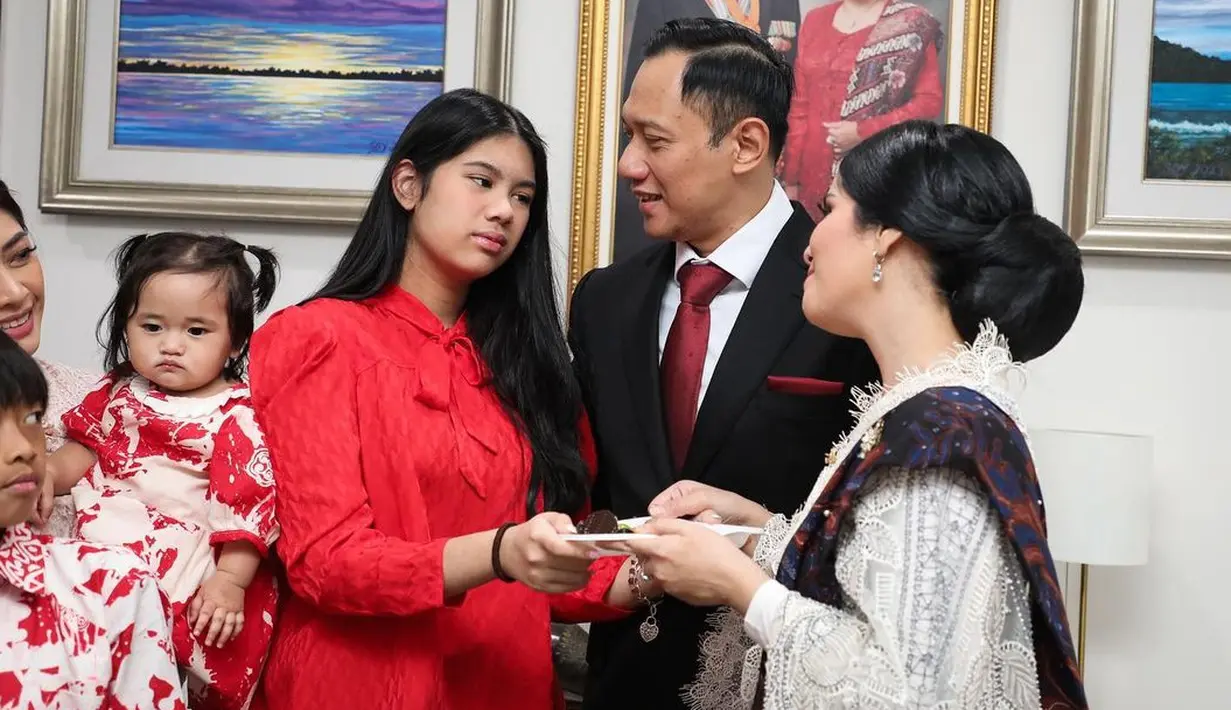 Pada kesempatan ini, Almira  terlihat mengenakan kemeja merah dengan detail lengan puffy dan pita yang terlihat pada bagian leher. [Foto: Instagram/ Agusyudhoyono]