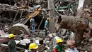 Tim penyelamat Bangladesh berdiri di puing-puing bekas ledakan pabrik di Dhaka, Bangladesh (4/7). Akibat ledakan tersebut 10 orang tewas dan puluhan lainnya mengalami luka cukup serius. (AP Photo / AM Ahad)