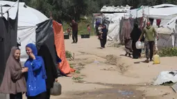 Lebih dari 95% air di Gaza tidak layak konsumsi, kondisi ini memaksa warga Palestina di Gaza bertahan hidup dengan pasokan air yang sangat terbatas. Tampak dalam foto, warga mengambil air minum di kamp pengungsi Bureij, Jalur Gaza Tengah pada 28 April 2026. (Eyad Baba/AFP)