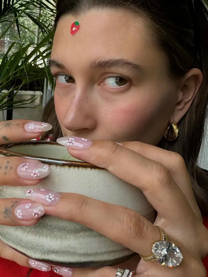 Hailey Bieber Spill Jenis Kelamin Anak Pertamanya dengan Justin Bieber Lewat Tampilan Nail Art