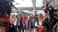 Istri calon presiden (Capres) nomor urut 3 Ganjar Pranowo, Siti Atikoh melanjutkan safari politiknya di Kota Manado, Sulawesi Utara, pada Selasa (16/1/2024). (Liputan6.com/Delvira Hutabarat)