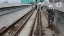 Pekerja beraktivitas di area Jembatan Bentang Panjang Dukuh Atas LRT Jabodebek, Jakarta, Minggu (29/11/2020). Saat ini progres pembangunan LRT Jabodebek sudah mencapai 79,52 persen dan ditarget akan beroperasi pada pertengahan 2022. (Liputan6/Helmi Fithriansyah)