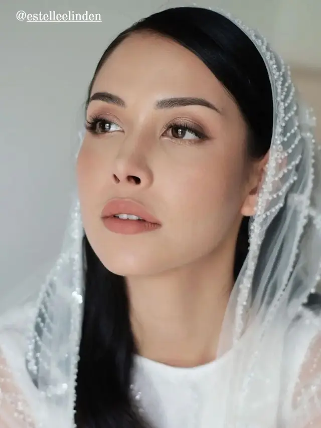 6 Potret Estelle Linden Pakai Kerudung Ini Bikin Pangling