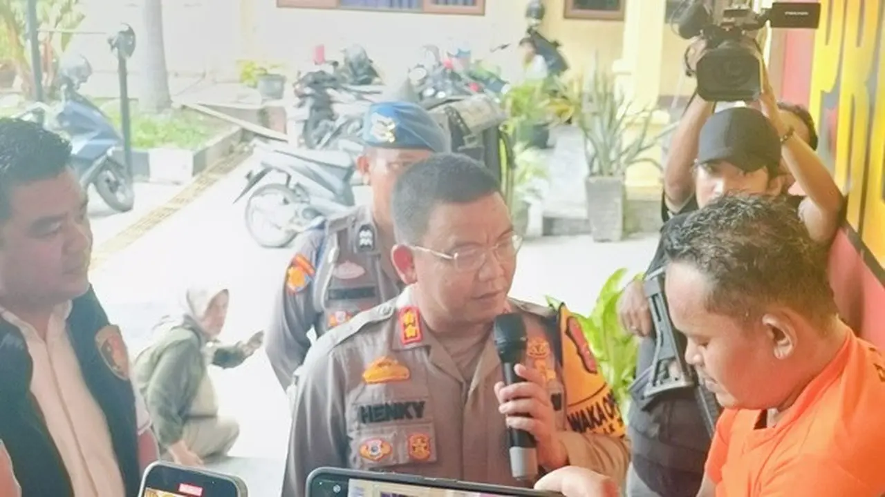 Wakil Kapolresta Pekanbaru menginterogasi sopir bunuh majikan yang dijerat dengan pasal pembunuhan berencana.