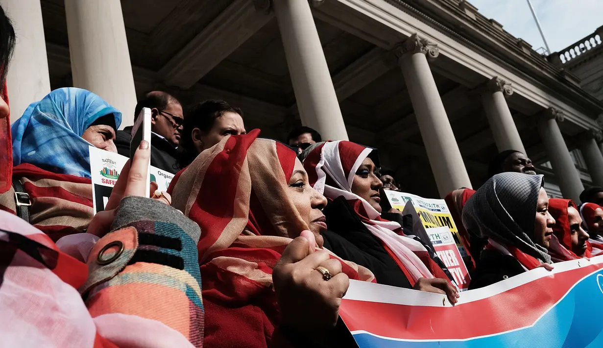 <p>Sejumlah wanita merayakan Hari Hijab Sedunia di Balai Kota, New York, Rabu (1/2).Peringatan yang dimulai pada 2013 lalu ini mengajak seluruh wanita, baik muslim atau nonmuslim untuk mengenakan hijab selama satu hari. (Spencer Platt / Getty Images / AFP)</p>