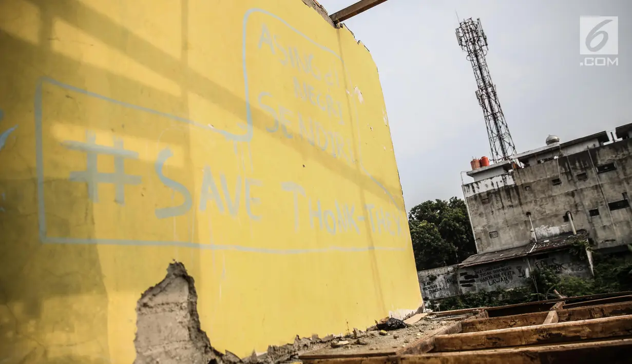 Mural hiasi dinding rumah yang terkena penertiban di kawasan bantaran Kali Ciliwung, Kelurahan Bukit Duri, Jakarta, Selasa (11/7). Sebanyak 345 bidang bangunan ditertibkan hari ini dengan target 333 kepala keluarga (KK). (Liputan6.com/Faizal Fanani)