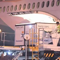 Sebanyak 1,2 juta vaksin COVID-19 Sinovac dalam 7 Envirotainer tiba di Bandara Soetta, Jakarta pada Minggu (6/12/2020) pukul 21.25 WIB, dibawa pesawat jenis Boeing 777-300 ER nomor registrasi PK-GIC. (Biro Pers Sekretariat Presiden/Lukas & Muchlis Jr)