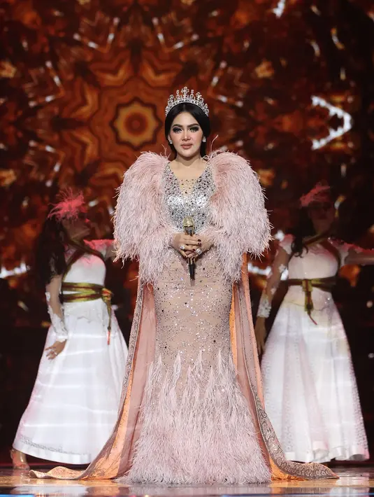 Siapa sih yang tidak kenal dengan Syharini. Selain gemar tampil glamor, ia juga kerap pergi ke luar negeri. Mulai dari Jepang, Hongkong, Amerika, dan Malaysia sudah pernah ia kunjungi. (Bambang E. Ros/Bintang.com)