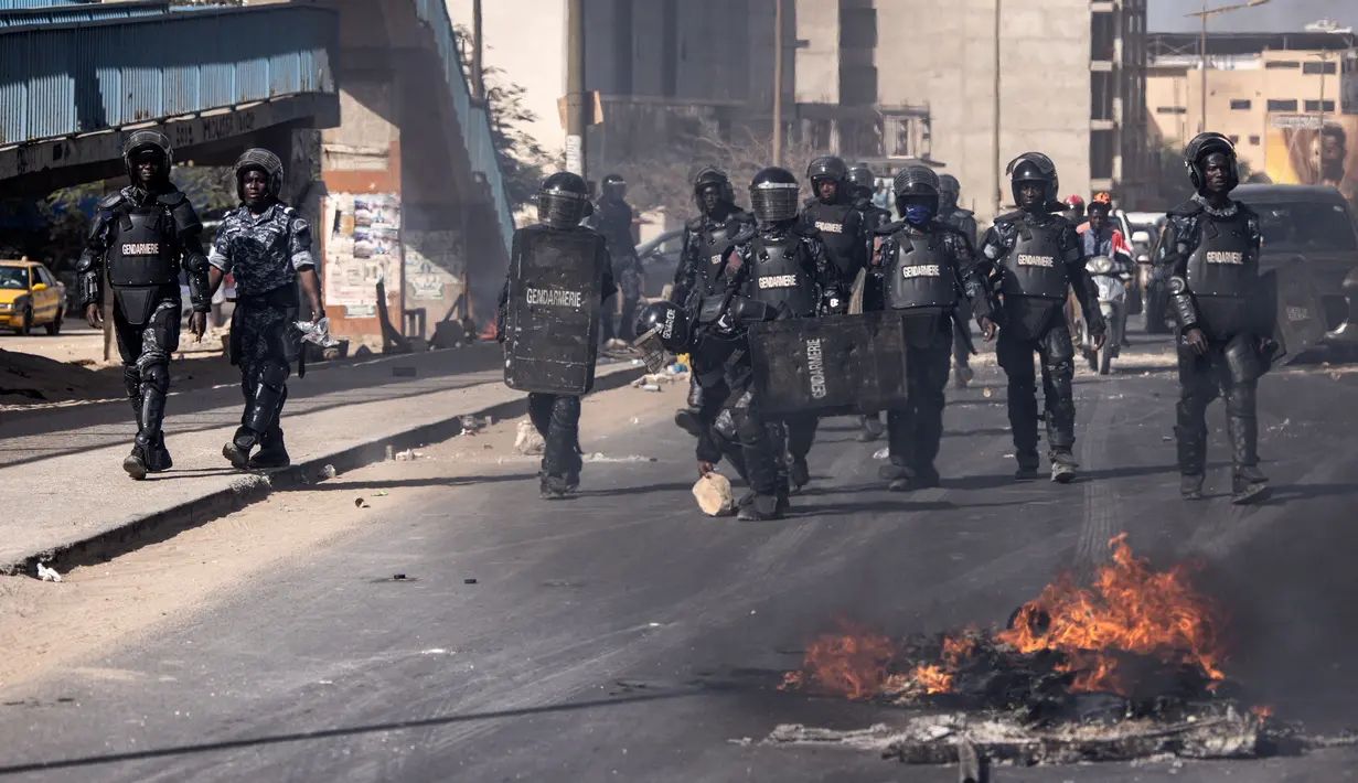 Polisi Senegal berjalan di jalan selama demonstrasi yang diadakan oleh partai-partai oposisi di Dakar pada tanggal 4 Februari 2024. (JOHN WESSELS/AFP)
