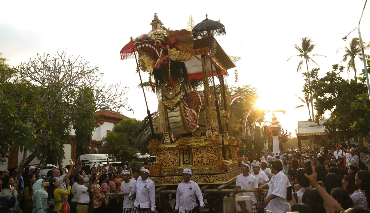 Peserta membawa ogoh-ogoh pada karnaval Budaya Bali di kawasan Nusa Dua, Bali, Jumat (12/10). Karnaval tersebut untuk memeriahkan perhelatan Pertemuan Tahunan IMF - World Bank Group 2018 di Bali. (Liputan6.com/Angga Yuniar)