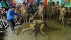 Seorang pegulat berusaha membanting lawannya pada pertandingan gulat tradisional di festival Nag Panchami di Allahabad, India, (7/8). Festival ini diadakan selama musim hujan dengan doa dan upeti untuk ular. (AFP PHOTO/SANJAY Kanojia)