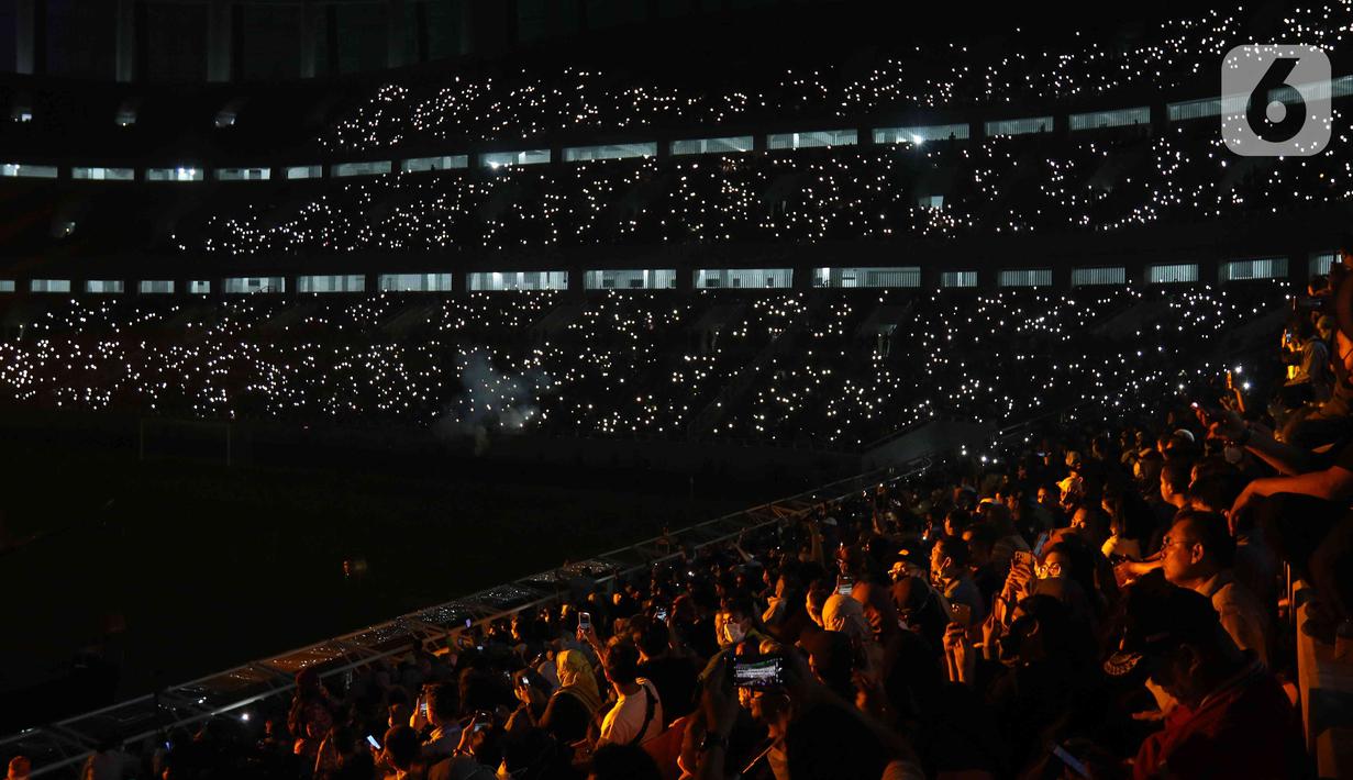 Warga memenuhi tribun penonton pada malam puncak Perayaan HUT ke-495 tahun Jakarta di Jakarta International Stadium (JIS), Jakarta, Sabtu (25/6/2022). Malam puncak Jakarta Hajatan tersebut bertemakan 'Collaborate, Accelerate, Elevate'. (Liputan6.com/Herman Zakharia)