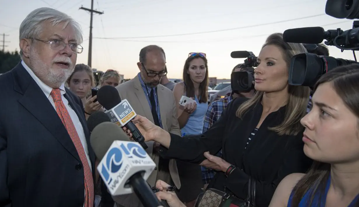 Jeff Marks , General Manager WDBJ TV, berbicara kepada pers di Roanoke, Virginia, Rabu (26/8). Dua jurnalis WDBJ TV tewas ditembak mantan reporter WDJB yang dipecat sekitar satu tahun. (Jay Paul/Getty Images/AFP)