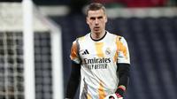 Kiper Real Madrid Andriy Lunin melakukan pemanasan sebelum laga babak 16 besar Copa del Rey melawan Celta de Vigo, Jumat, (17/1/2025) dini hari WIB. (c) AP Photo/Pablo Garcia