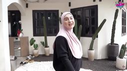 Irish Bella sendiri kini tengah menyukai tanaman kaktus. Maka, tak heran di beberapa sudut kantor barunya dihiasi oleh kaktus dengan pot berwarna hitam dan putih. (Liputan6.com/YouTube/Aish TV)