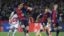 Striker Barcelona, Robert Lewandowski, melakukan eksekusi penalti dalam pertandingan melawan Rayo Vallecano dalam jornada 24 La Liga Spanyol di Estadio Olimpic Lluis Companys, Selasa (18/2/2025) dini hari WIB. Barcelona menang 1-0 atas tamunya dalam laga ini. (LLUIS GENE / AFP)