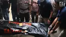 Petugas memindahkan kantong jenazah dari ambulans ke RS Polri, Kramat Jati, Jakarta, Selasa (30/10). Pesawat Lion Air JT 610 dilaporkan hilang sekitar pukul 06.00 WIB. (Liputan6.com/Immanuel Antonius)
