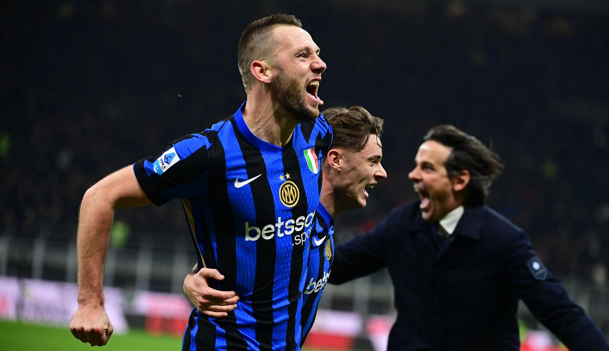 Pemain Inter Milan, Stefan de Vrij melakukan selebrasi setelah mencetak gol penyeimbang 1-1 ke gawang AC Milan dalam laga lanjutan Liga Italia 2024/2025 di San Siro, Milan, Italia, Senin (03/02/2025) WIB. (AFP/Piero Cruciatti)